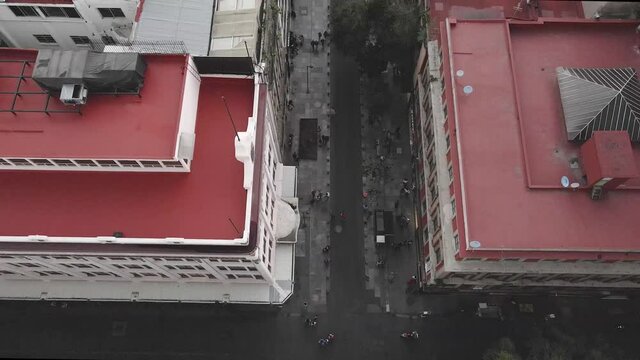 Personas caminando por calles del Centro en M&eacute;xico durante la tarde, avenida peatonal llena de gente, Paneo, tilt up de c&aacute;mara revelando una calle del Centro Hist&oacute;rico de la CDMX, Ciudad de M&eacute;xico, DF