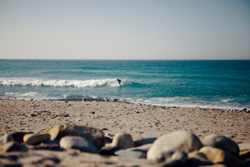 surfista cogiendo una ola en la playa