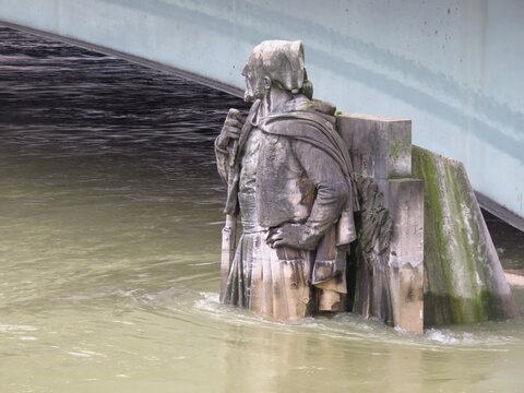 Statue du Zouave du pont de l'Alma &agrave; Paris, indicateur du niveau de l'eau de la Seine, lors de la crue du fleuve en janvier 2018 (France)