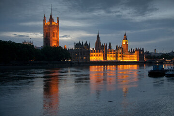 Fototapeta na wymiar Thames River and Houses of Parliament at dusk