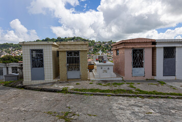 Fototapeta na wymiar La Toussaint, ou “fête de tous les saints” (1er au 2 novembre) en Martinique se prépare selon deux rituels : l’embellissement des cimetières et la préparation des festivités.