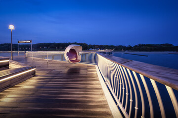 Obraz premium Auf der Seebrücke Koserow mit Blickrichtung Strand am frühen Morgen