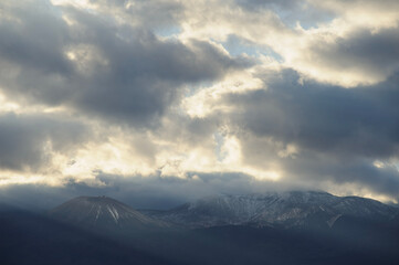 雲に覆われる山