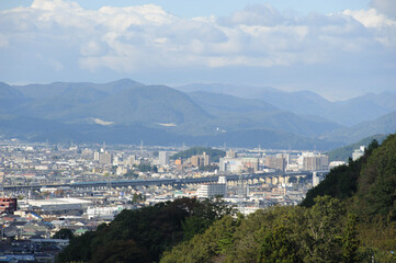 山から望む街