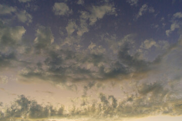 Obraz premium Beautiful yellow and purple sky with clouds during sunset