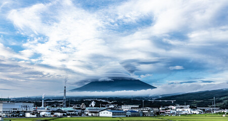 Fototapeta na wymiar Mt Fuji 新幹線の中から、偶然すごい富士山の写真が撮れたと思う
