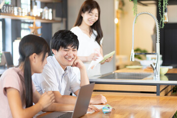 宿題をする女の子