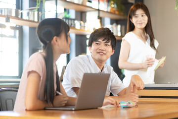 宿題をする女の子