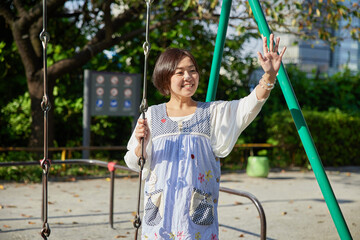 園庭で遊ぶベテラン保育士