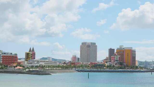 海の向こうから見える沖縄県北谷町美浜アメリカンビレッジの風景