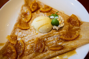 キャラメルのかかったバニラバナナクレープ