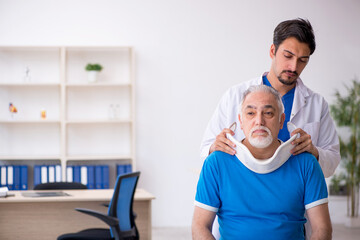 Obraz premium Old neck injured male patient visiting young male doctor