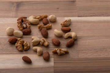 木製のテーブルに並べられたナッツ　