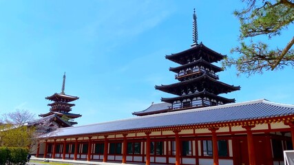 春の奈良　薬師寺　国宝・東塔と西塔