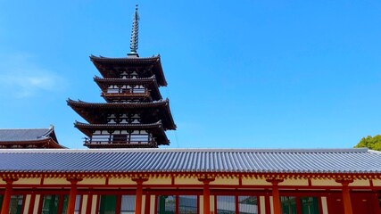 春の奈良　薬師寺　回廊越しの国宝・東塔