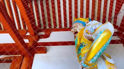 桜花の季節の奈良　薬師寺　中門のカラフルな仁王像（二天王像）