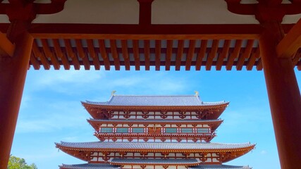 桜花の季節の奈良　薬師寺　中門越しの金堂