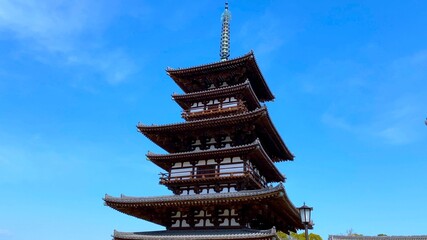 桜花の季節・奈良　薬師寺　国宝・東塔