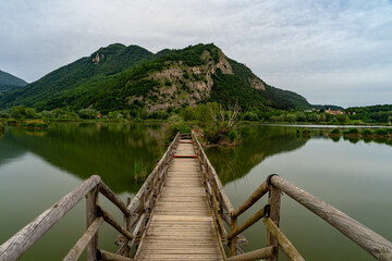 Obraz premium wooden bridge over lake