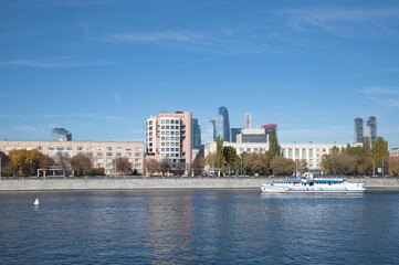 Obraz premium Moscow, Russia - October 9, 2021: Autumn view of the Berezhkovskaya embankment