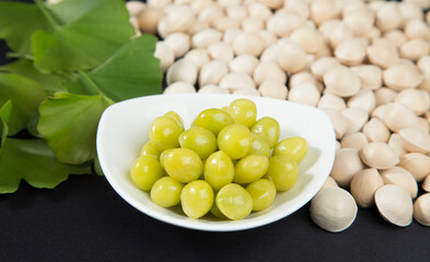 翡翠色の銀杏の実