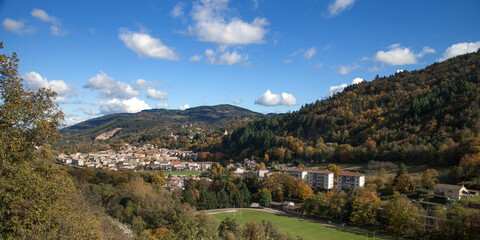 Panorama d'automne sur Lamastre ville touristique de l'Ardèche verte dans la vallée du Doux