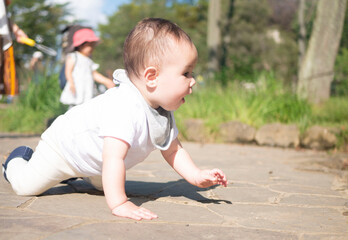ハイハイで公園を散歩するハーフの赤ちゃん