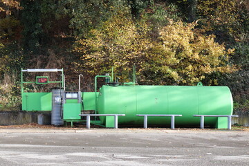 Tankstelle. Benzintank. Herbstlicht. Herbstlandschaft.