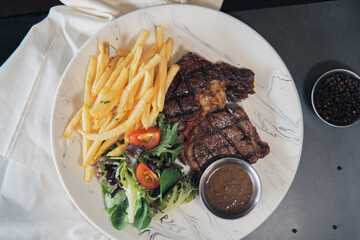 Western Food, dessert, chicken, sausage, salmon, wine, thai food