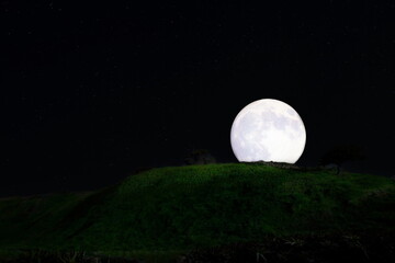 Fototapeta na wymiar 満月が草原の丘陵を照らす