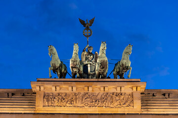 Obraz premium Brandenburg Gate Quadriga At Night In Berlin