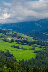Fototapeta na wymiar Schöne Erkundungstour durch das Alpenland Österreich. 