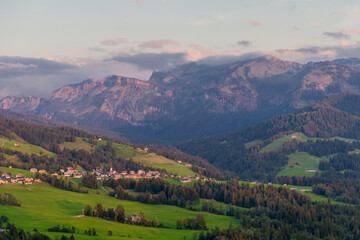 Fototapeta na wymiar Schöne Erkundungstour durch das Alpenland Österreich. 