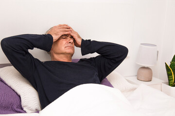 Obraz premium man in bed with insomnia or sleepless