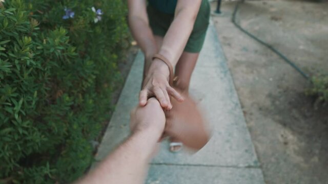 Thief tries to rob a woman on the street.