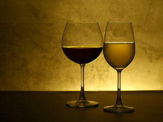 2 wine glasses, red wine and white wine