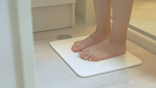 珪藻土バスマットを使用している女性