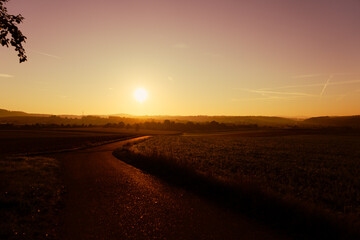 Goldener Sonnenaufgang in Deutschland, Feldweg, Ländlicher