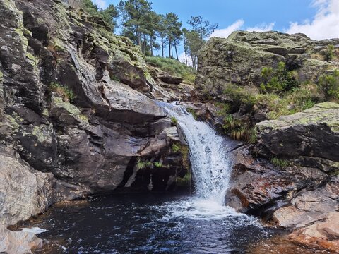 Cascata de &aacute;gua ao longo da montanha de rochas abaixo em Fisgas de Ermelo