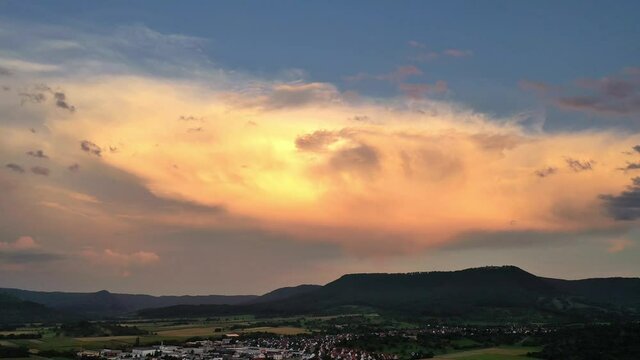 Gewitterwolke im Abendlicht