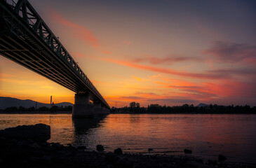 Naklejka premium Sunset at the Danube river in Budapest, Hungary during a hot evening in the summer