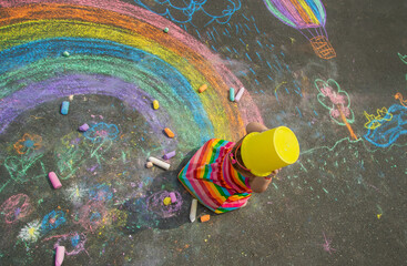 Fototapeta na wymiar The child draws with chalk on the asphalt. Selective focus.