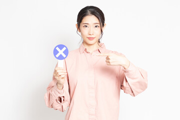 NGのプラカードを持っている女性