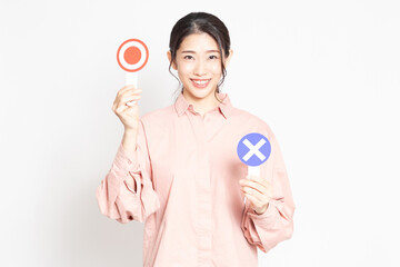 OKとNGのプラカードを持っている女性