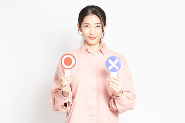 OKとNGのプラカードを持っている女性