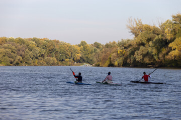 Naklejka premium kajak auf dem wasser in Ungarn