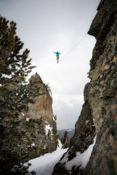 Slakeline Funambule acrobate hiver Montagne 
