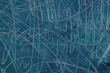 Fondo materico graffito in superficie e dipinto a tempera di colore verde-azzurro e blu; spazio per testo