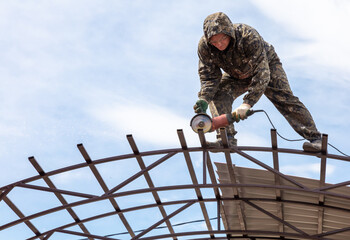 Naklejka premium Workers are installing a metal canopy.