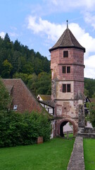 Blick auf den Torturm des ehemaligen Klosters St. Peter und Paul in Calw-Hirsau, Schwarzwald	